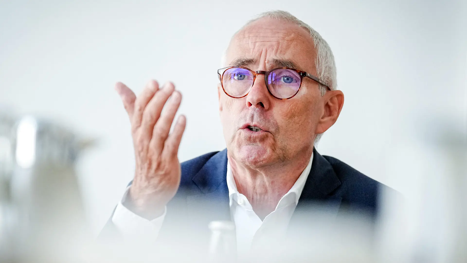 ARCHIV - 05.07.2022, Berlin: Peter Adrian, Präsident des Deutschen Industrie- und Handwerkskammertags (DIHK), spricht in einem Interview mit einem Journalisten der Deutschen Presse-Agentur. (zu dpa "DIHK-Chef fordert «maßvollen» Naturschutz bei Genehmigungsverfahren") Foto: Kay Nietfeld/dpa +++ dpa-Bildfunk +++