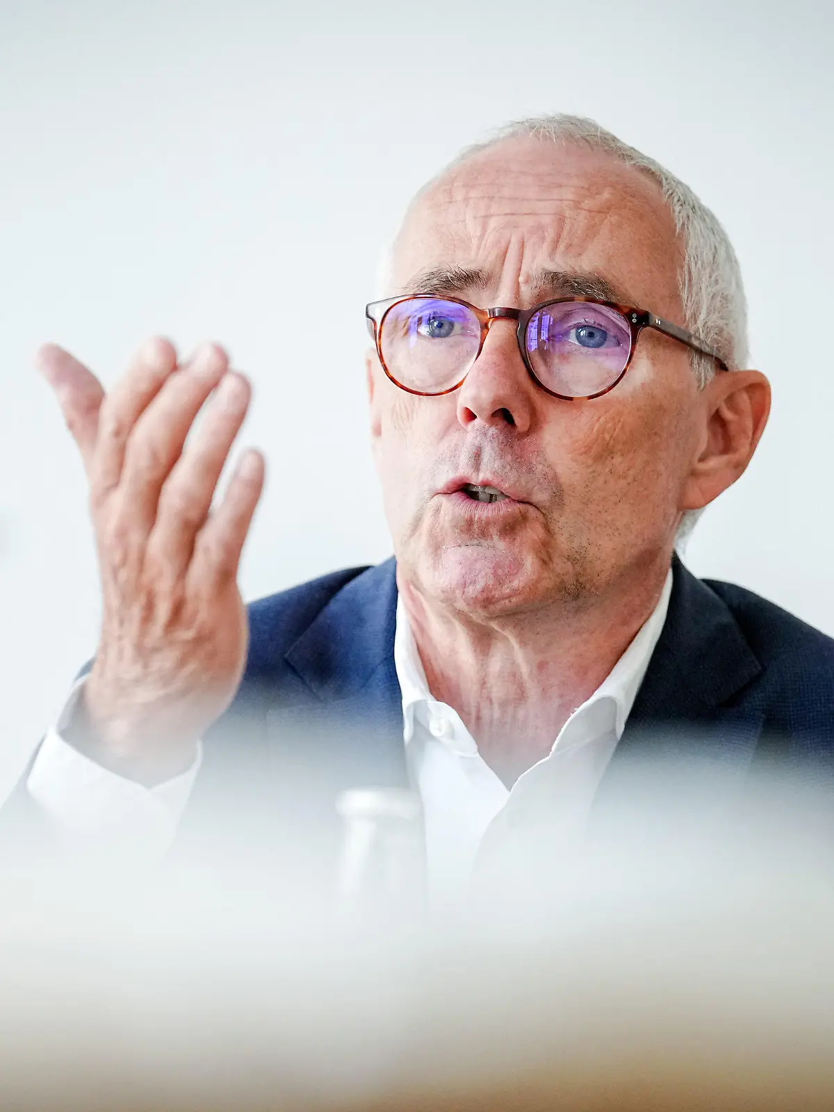 ARCHIV - 05.07.2022, Berlin: Peter Adrian, Präsident des Deutschen Industrie- und Handwerkskammertags (DIHK), spricht in einem Interview mit einem Journalisten der Deutschen Presse-Agentur. (zu dpa "DIHK-Chef fordert «maßvollen» Naturschutz bei Genehmigungsverfahren") Foto: Kay Nietfeld/dpa +++ dpa-Bildfunk +++