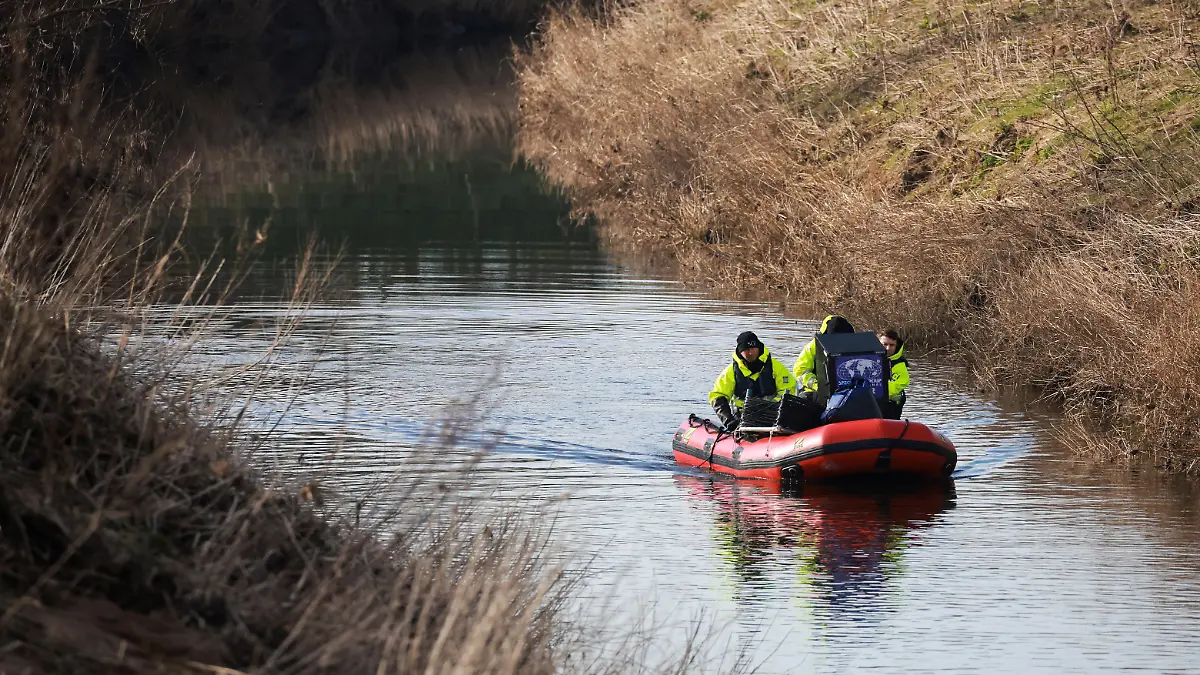 Members of the Specialist Group International continue to search River Wyre for Nicola Bulley who is currently missing in Lancashire, Britain February 6, 2023. REUTERS/Phil Noble