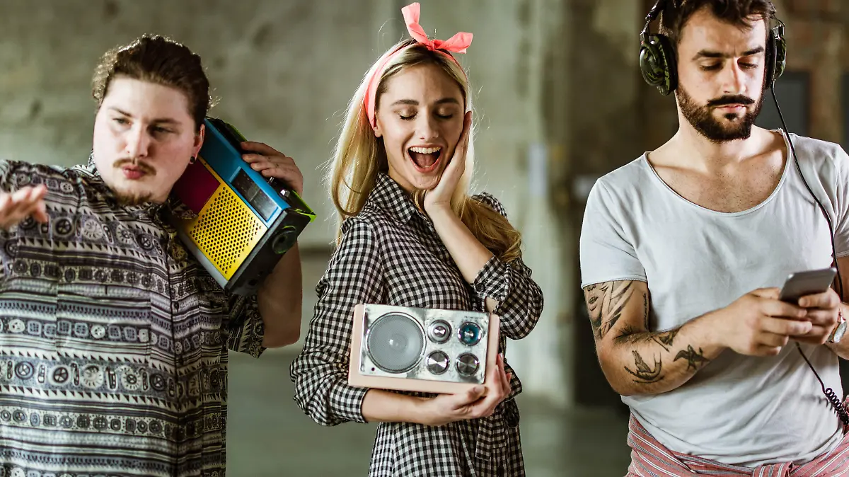 Frau mit DAB+-Radio freut sich.