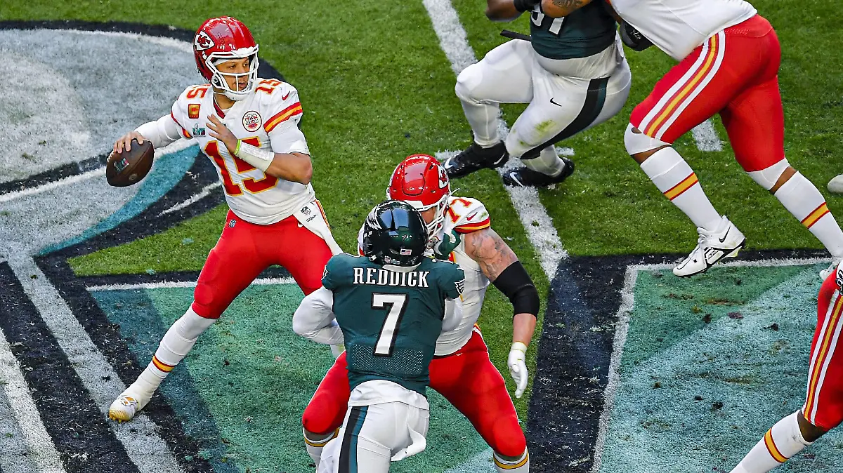 February 12, 2023, Glendale, Arizona, USA: Kansas City Chiefs quarterback Patrick Mahomes looks for a receiver while in the pocket in the second quarter during Super Bowl LVII Sunday, Feb. 12, 2023, in Glendale, Arizona. Glendale USA - ZUMAm67_ 20230212_zaf_m67_010 Copyright: xRichxSuggx