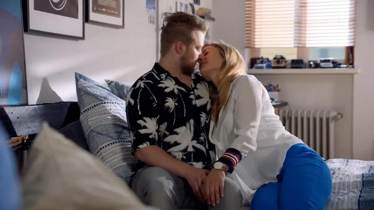 Jonas und Sophie kommen sich sehr nah Mit einem DJ im Bett