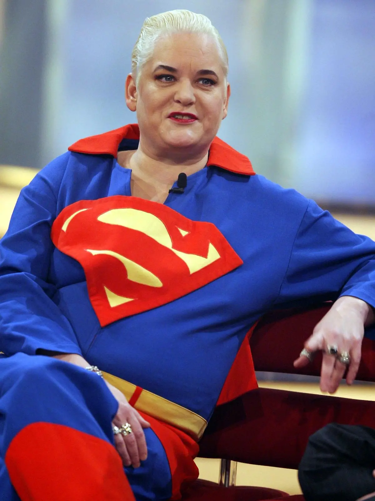 Die Entertainerin Hella von Sinnen ("Alles, nichts, oder") ist am 9.1.2004 in Köln im Superman-Outfit zu Gast bei der zweiten Jubiläums-Show zu "20 Jahren RTL". In der Sendung, die am 12. Januar im Abendprogramm des Privatsenders RTL ausgestrahlt wird, empfing Moderator Geissen wieder Prominente im Studio, die die 20-jährige Geschichte des Senders Revue passieren ließen. Außerdem traten zahlreiche Stars im musikalischen Rahmenprogramm auf. Die erste Jubiläums- Show am 3. Januar hatten bis zu 8,12 Millionen Zuschauer an den Bildschirmen verfolgt. RTL war auch 2003 der am meisten gesehene Fernsehsender in Deutschland.