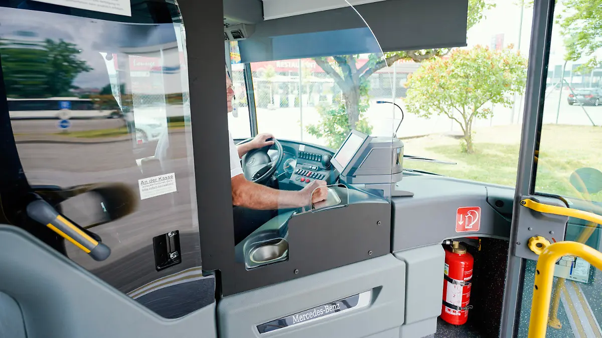 ARCHIV - 25.05.2020, Baden-Württemberg, Sinsheim: Ein Busfahrer sitzt in einem Bus der Südwestdeutschen Landesverkehrs-AG (SWEG). Mit autonom fahrenden Bussen, einer kürzeren Ausbildung, besseren Sprachtests und mehr Flüchtlingen am Steuer kann der steigende Personalmangel bei Bus-Unternehmen aus Sicht der CDU gebremst werden. (zu dpa «CDU: Wegen Personalmangels autonome Busse und Flüchtlinge am Steuer») Foto: Uwe Anspach/dpa +++ dpa-Bildfunk +++