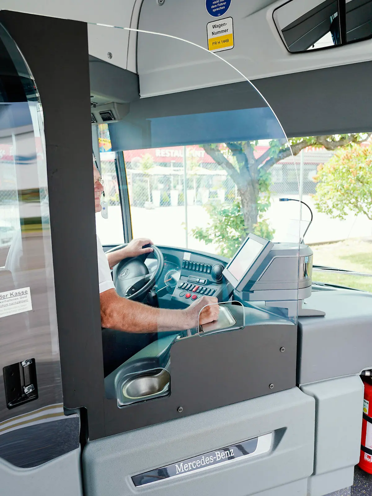 ARCHIV - 25.05.2020, Baden-Württemberg, Sinsheim: Ein Busfahrer sitzt in einem Bus der Südwestdeutschen Landesverkehrs-AG (SWEG). Mit autonom fahrenden Bussen, einer kürzeren Ausbildung, besseren Sprachtests und mehr Flüchtlingen am Steuer kann der steigende Personalmangel bei Bus-Unternehmen aus Sicht der CDU gebremst werden. (zu dpa «CDU: Wegen Personalmangels autonome Busse und Flüchtlinge am Steuer») Foto: Uwe Anspach/dpa +++ dpa-Bildfunk +++