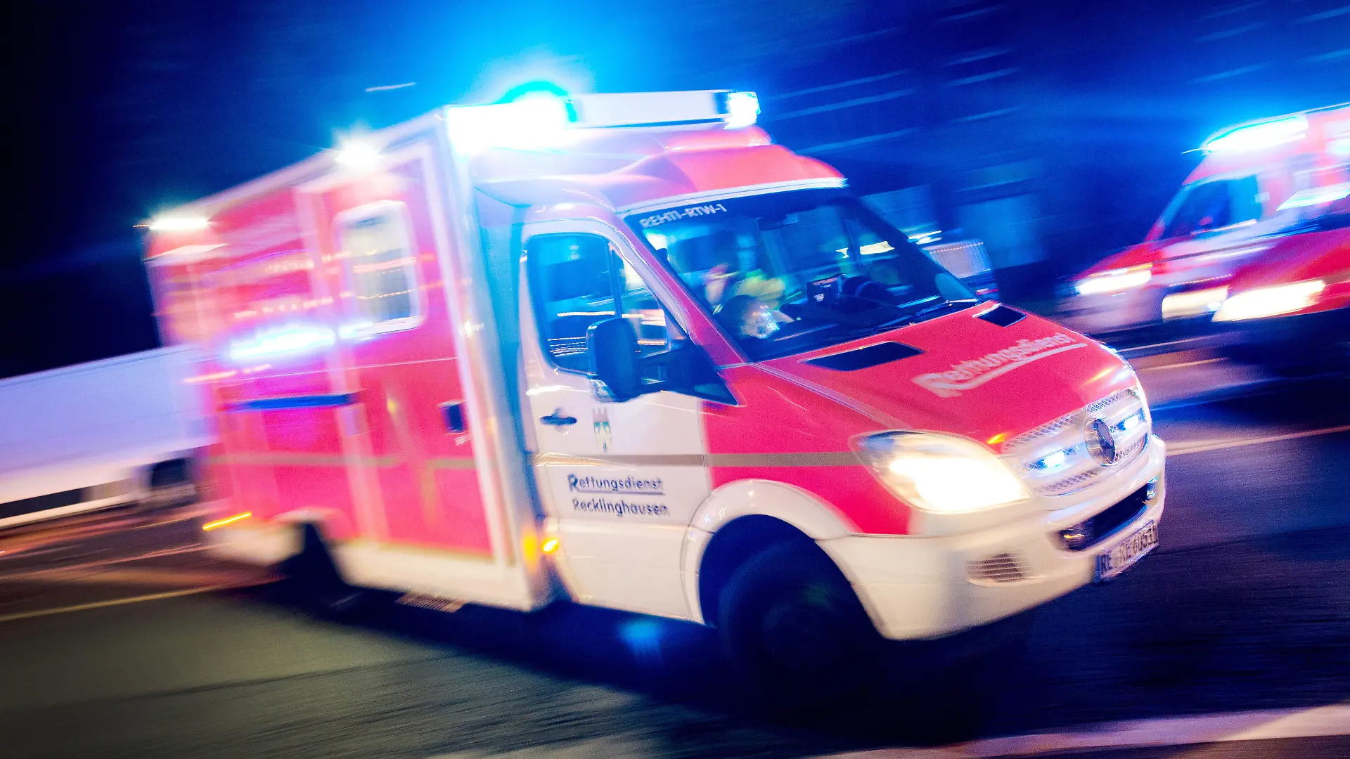 ILLUSTRATION - 17.10.2015, Nordrhein-Westfalen, Recklinghausen: Ein Rettungswagen der Feuerwehr fährt mit Blaulicht durch eine Straße (Aufnahme mit langer Belichtungszeit). (zu dpa «Gewalt gegen Rettungskräfte - SPD fordert mehr Hilfe» vom 22.08.2018) Foto: Marcel Kusch/dpa +++ dpa-Bildfunk +++