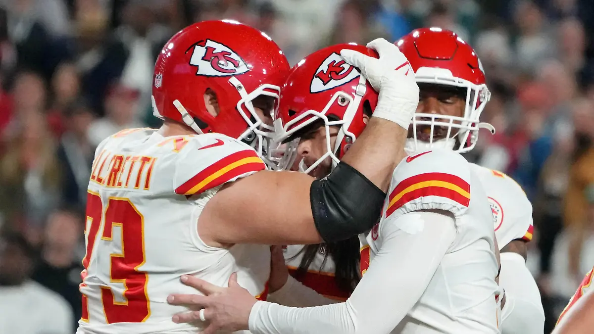 Feb 12, 2023; Glendale, Arizona, US; Kansas City Chiefs guard Nick Allegretti (73) congratulates place kicker Harrison Butker (7) after he kicked a field goal against the Philadelphia Eagles during the fourth quarter of Super Bowl LVII at State Farm Stadium. Mandatory Credit: Kirby Lee-USA TODAY Sports