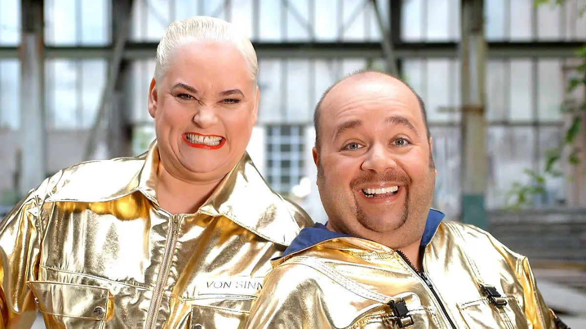 In der Sketch-Comedy "Hella & Dirk" schlüpfen Hella von Sinnen und Dirk Bach in über 100 verschiedene Rollen und Outfits. In jedem ihrer Sketche porträtieren sie knackig und witzig menschliche Missgeschicke und andere alltäglichen Katastrophen.