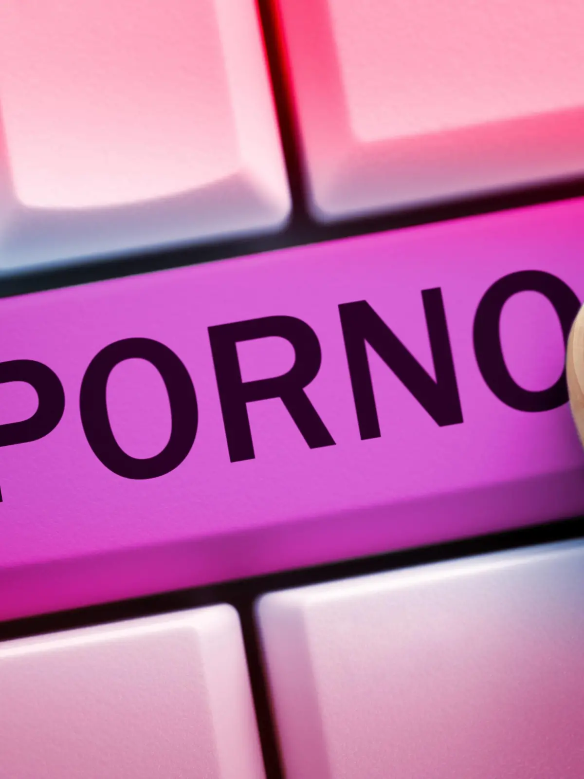 Finger auf Computertastatur mit Porno-Taste  