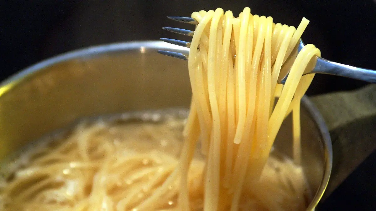 Frisch gekochte Spaghetti . (Aufnahme vom 20.1.2003).null
