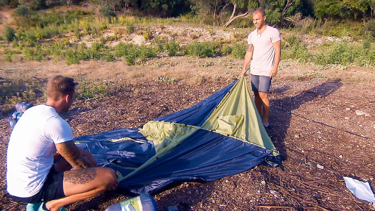 Chris (l.) und Filip verzweifeln bei dem Zeltaufbau.
