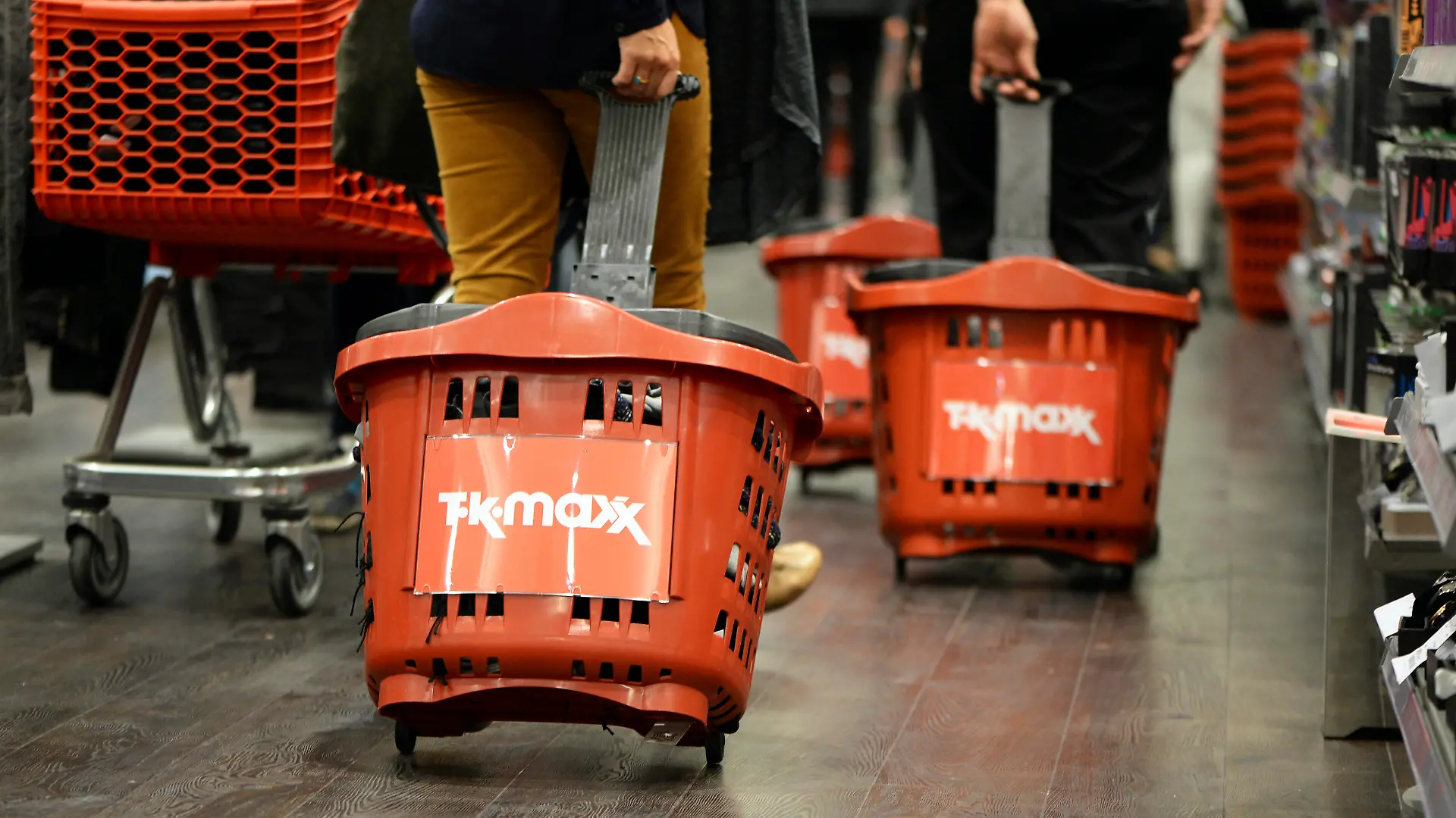 Kunden ziehen am 20.08.2014 in Berlin Einkaufskörbe in der Filiale der Kaufhauskette TK Maxx am Alexanderplatz hinter sich her. Es ist die größte Filiale in Deutschland und sie wird am 21.08.2014 eröffnet. Foto: Jens Kalaene