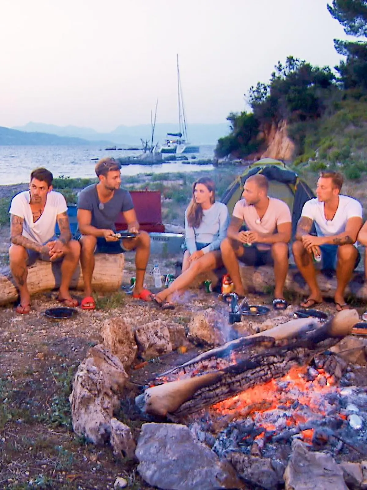 V.l.: Brian, Daniel, Nadine, Filip, Chris und Alex genießen den Abend am Lagerfeuer