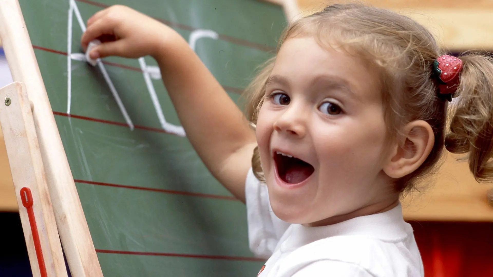 Mit Eifer schreibt dieses fünfjährige Mädchen bei dem gestellten Symbolbild die Buchstaben A B und C mit Kreide auf eine Schultafel, aufgenommen am 5.9.2003. Angesichts zunehmender Leseschwäche bei Kindern fordert die Stiftung Lesen in den Kindergärten verbindliche Tests zur Sprachfähigkeit. Nur auf Grundlage solcher Untersuchungen könne den Kindern frühzeitig gezielt und individuell geholfen werden. Rund 20 Prozent der Einschulungskinder haben Sprachentwicklungsprobleme, so die Stiftung. Später Folgen sind gravierende Lese- und Schreibeschwächen auch nach mehrjährigem Schulbesuch. Etwa vier Millionen Erwachsene in Deutschland können Schätzungen zufolge nicht richtig lesen und schreiben, obwohl sie die Schule besucht haben.
