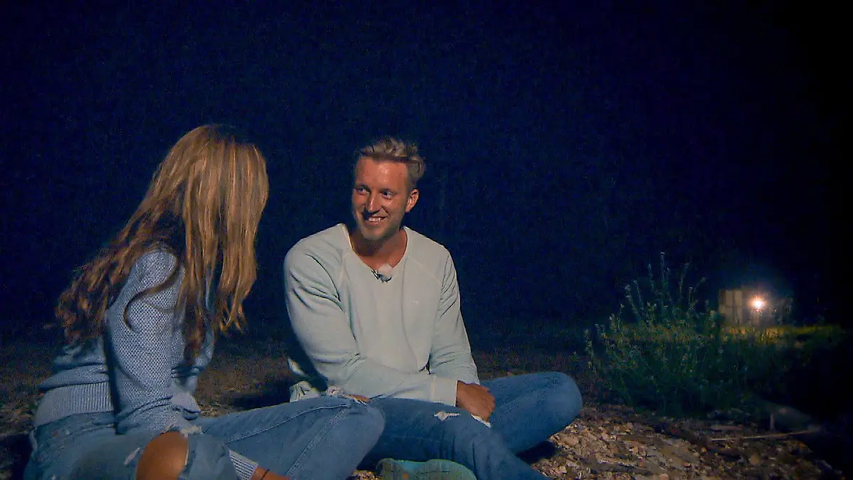 Beim Zelten ziehen sich Chris und Nadine zu einem Einzelgespräch zurück.