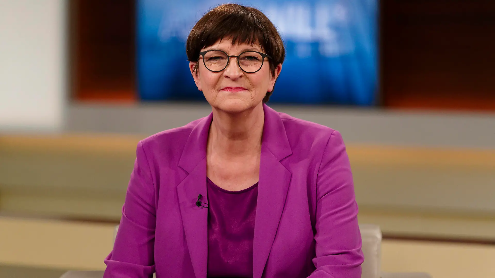 Saskia Esken zu Gast bei Anne Will 2023-02-12, Deutschland, Berlin - Saskia Esken SPD, Parteivorsitzende, zu Gast bei Anne Will im Ersten Deutschen Fernsehen. Thema der ARD-Politik-Talkrunde: Berlin-Wahl, zweiter Versuch - Neustart oder weiter so *** Saskia Esken to guest with Anne Will 2023 02 12, Germany, Berlin Saskia Esken SPD , party leader, to guest with Anne Will in the first German television topic of the ARD politics talk round Berlin election, second attempt new start or continue so