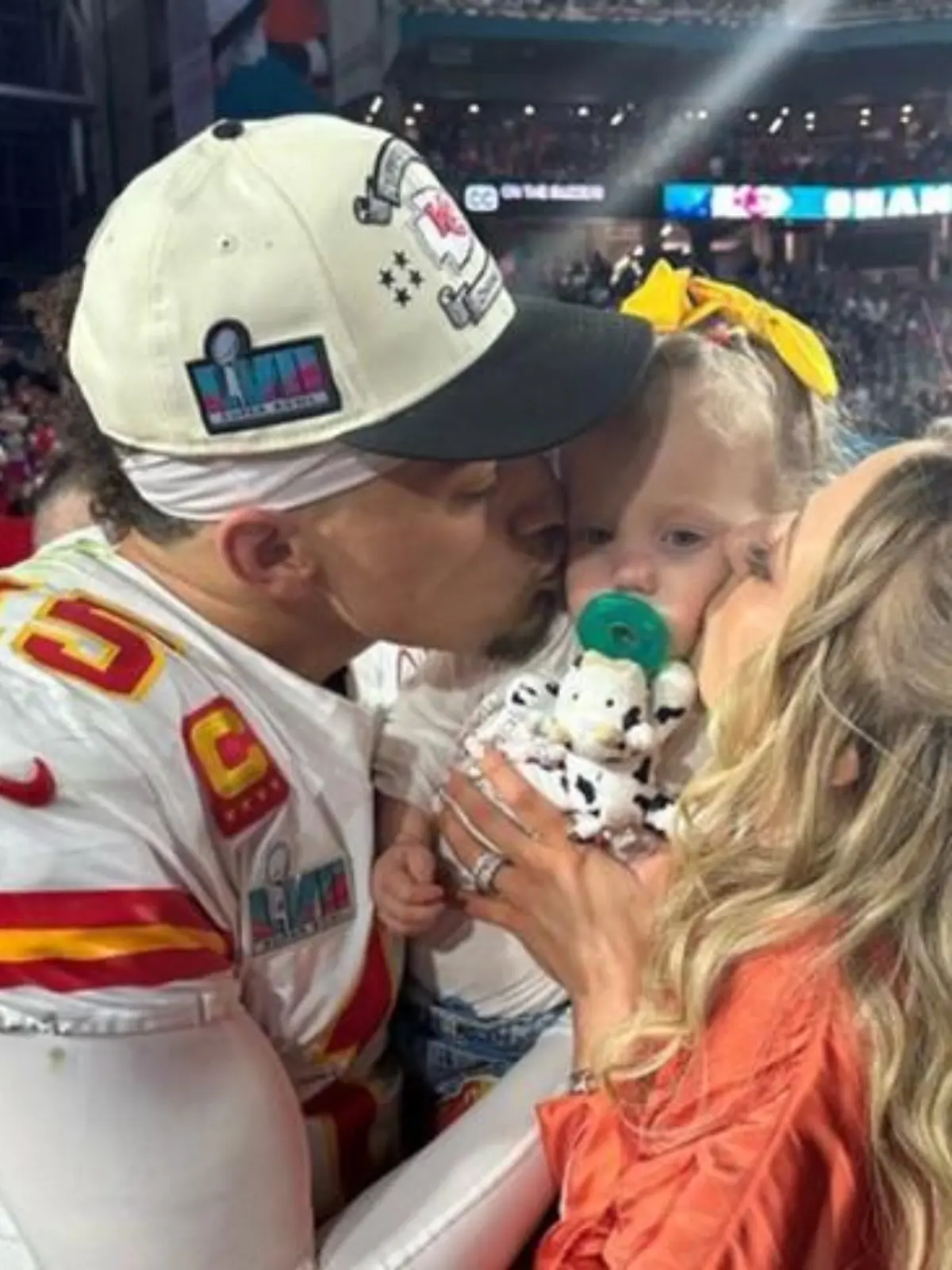 Patrick Mahomes von den Kansas City Chiefs feiert den Sieg im Super Bowl 2023 mit seiner Frau Brittany und seiner Tochter Sterling Skye.