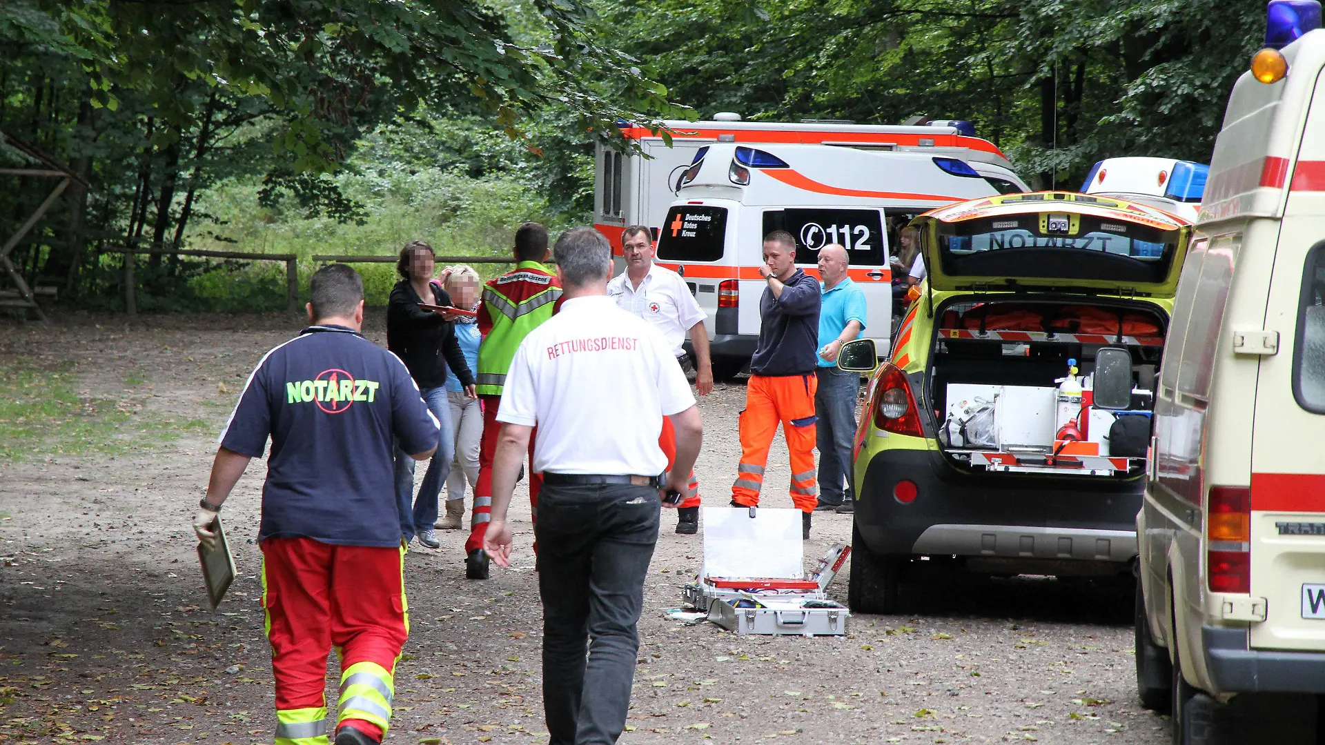 Notärzte versorgen am 18.09.2012 Schüler und Erwachsene nach einer Hornissen-Attacke bei Röbel (Mecklenburg-Vorpommern). Eine Schulklasse ist am Dienstag bei einem Ausflug unweit von Röbel von Hornissen attackiert und gestochen worden. Dabei wurden 25 Jungen und Mädchen verletzt und mussten in mehrere Krankenhäuser gebracht werden, wie ein Sprecher der Rettungsleitstelle in Neubrandenburg sagte. Foto: Susan Ebel dpa +++(c) dpa - Bildfunk+++