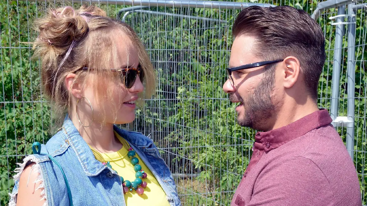 ACHTUNG SPERRFRIST! Die Veröffentlichung dieses Motives ist für alle Online-Medien (außer Programm-Presse) erst ab dem 13.08.2018 frei.
Tuner (Thomas Drechsel) trifft auf dem Festival überraschend auf Jule (Luise von Finckh).