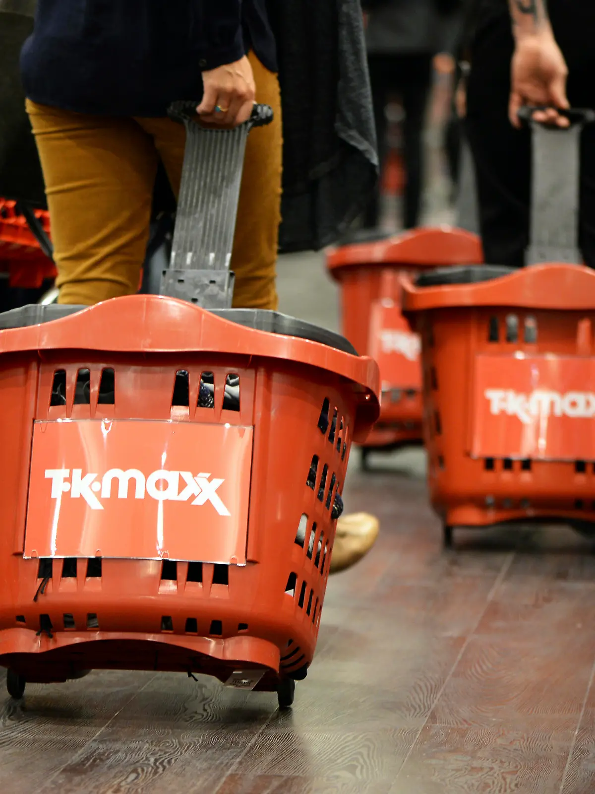 Kunden ziehen am 20.08.2014 in Berlin Einkaufskörbe in der Filiale der Kaufhauskette TK Maxx am Alexanderplatz hinter sich her. Es ist die größte Filiale in Deutschland und sie wird am 21.08.2014 eröffnet. Foto: Jens Kalaene
