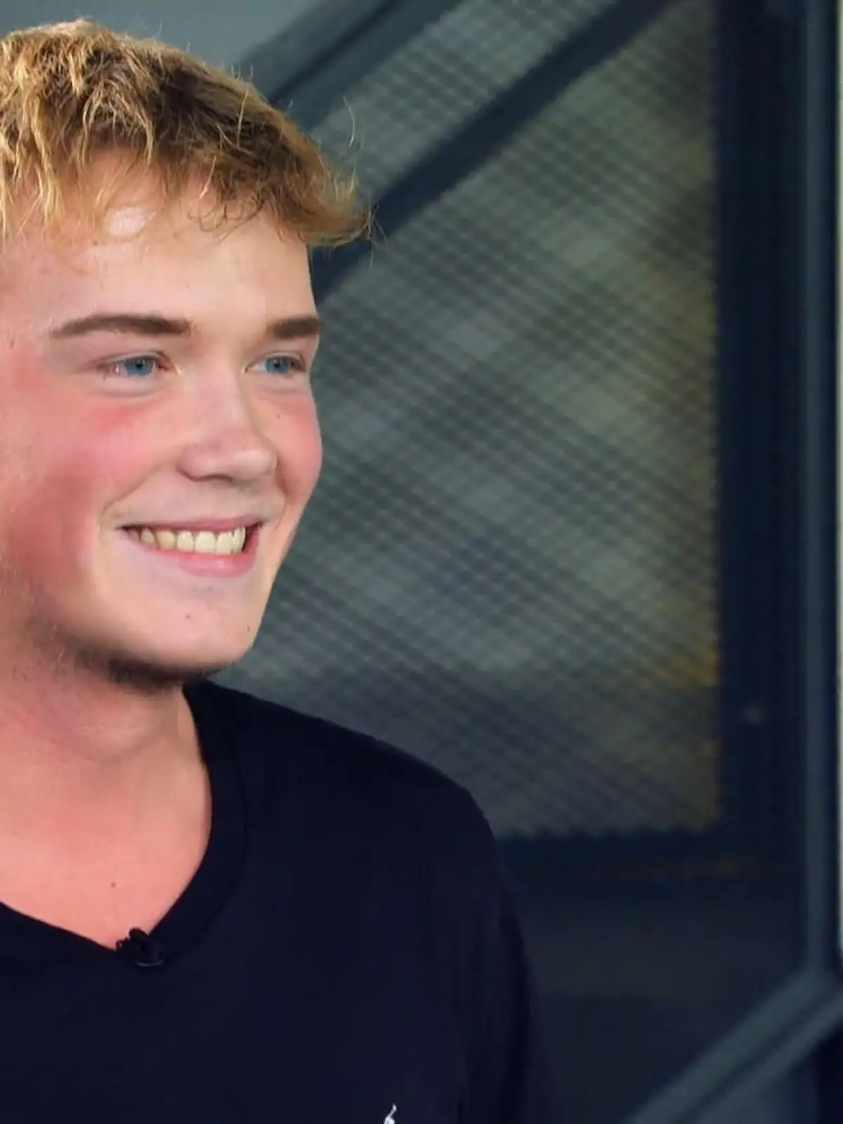 Adriano hat genug vom 115-Seelen-Dorf, wo er herkommt und möchte endlich nicht nur für sich alleine Musik machen. Klingt nach einem Plan, oder? Und dann vergleicht ihn Dieter Bohlen tatsächlich mit Alexander Klaws.