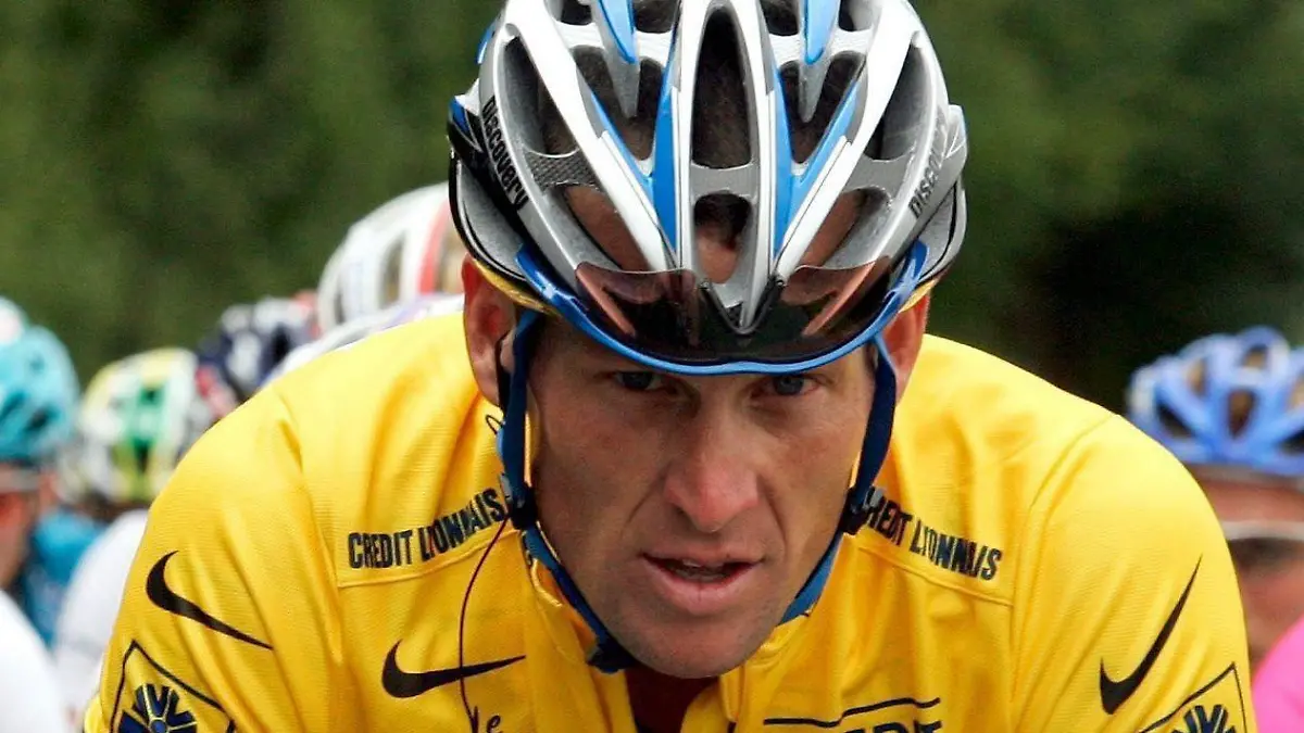 ARCHIV - Der US-Amerikaner Lance Armstrong (l) vom Team Discovery neben seinem Hauptkontrahenten Jan Ullrich vom Team T-Mobile bei der Tour de France im Jahr 2005 (Archivfoto vom 06.07.2005). In den Jahren 2000, 2001 und 2003 war Ullrich jeweils Tour-Zweiter hinter Armstrong. Foto: Gero Breloer/dpa +++(c) dpa - Bildfunk+++