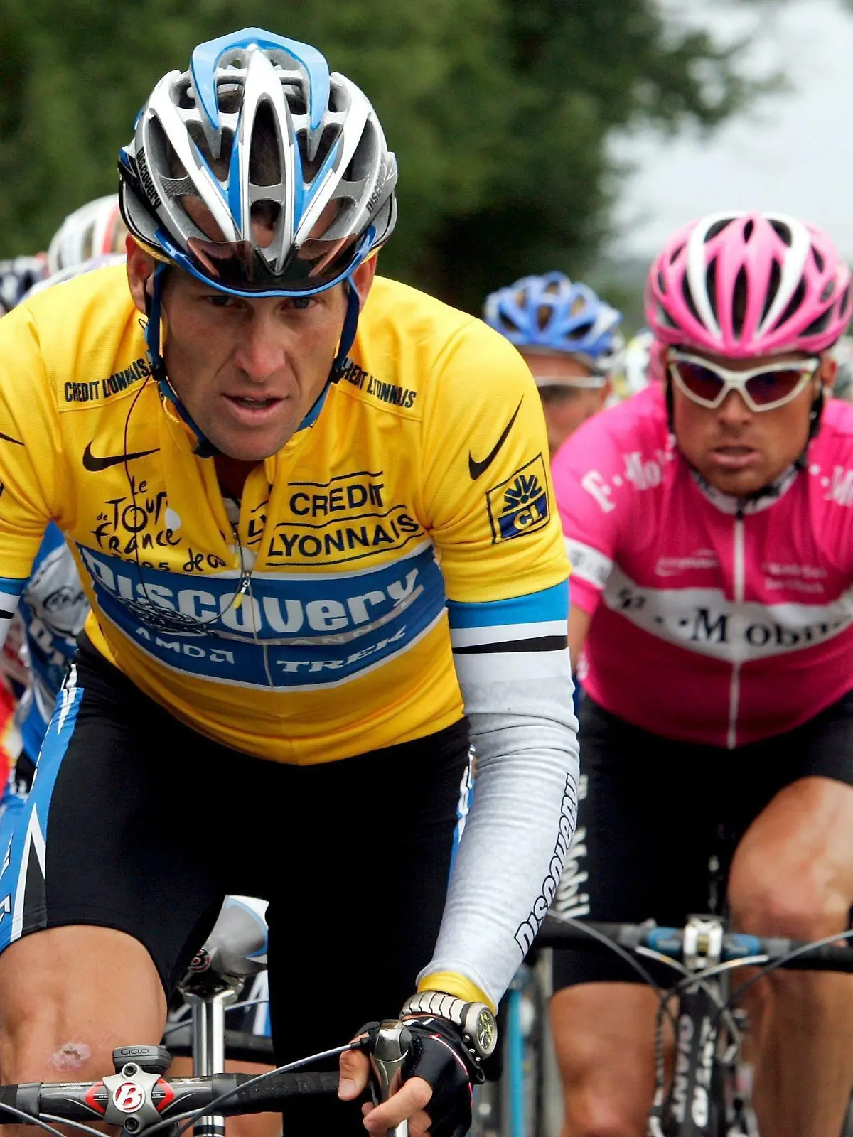 ARCHIV - Der US-Amerikaner Lance Armstrong (l) vom Team Discovery neben seinem Hauptkontrahenten Jan Ullrich vom Team T-Mobile bei der Tour de France im Jahr 2005 (Archivfoto vom 06.07.2005). In den Jahren 2000, 2001 und 2003 war Ullrich jeweils Tour-Zweiter hinter Armstrong. Foto: Gero Breloer/dpa +++(c) dpa - Bildfunk+++