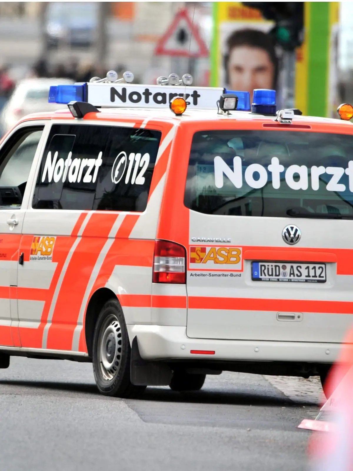 ARCHIV - Ein Notarztwagen steht am 02.03.2010 in der Nähe einer Berufsschule in Wiesbaden. Der Rettungsdienst in Hessen gehört auf dem Papier zu den schnellsten in Deutschland. Spätestens zehn Minuten nach dem Notruf muss die Hilfe da sein. Doch in der Praxis ist das nicht immer zu schaffen.   Foto: Marius Becker dpa/lhe  (zu dpa-Umfrage vom 17.04.2011)  +++(c) dpa - Bildfunk+++