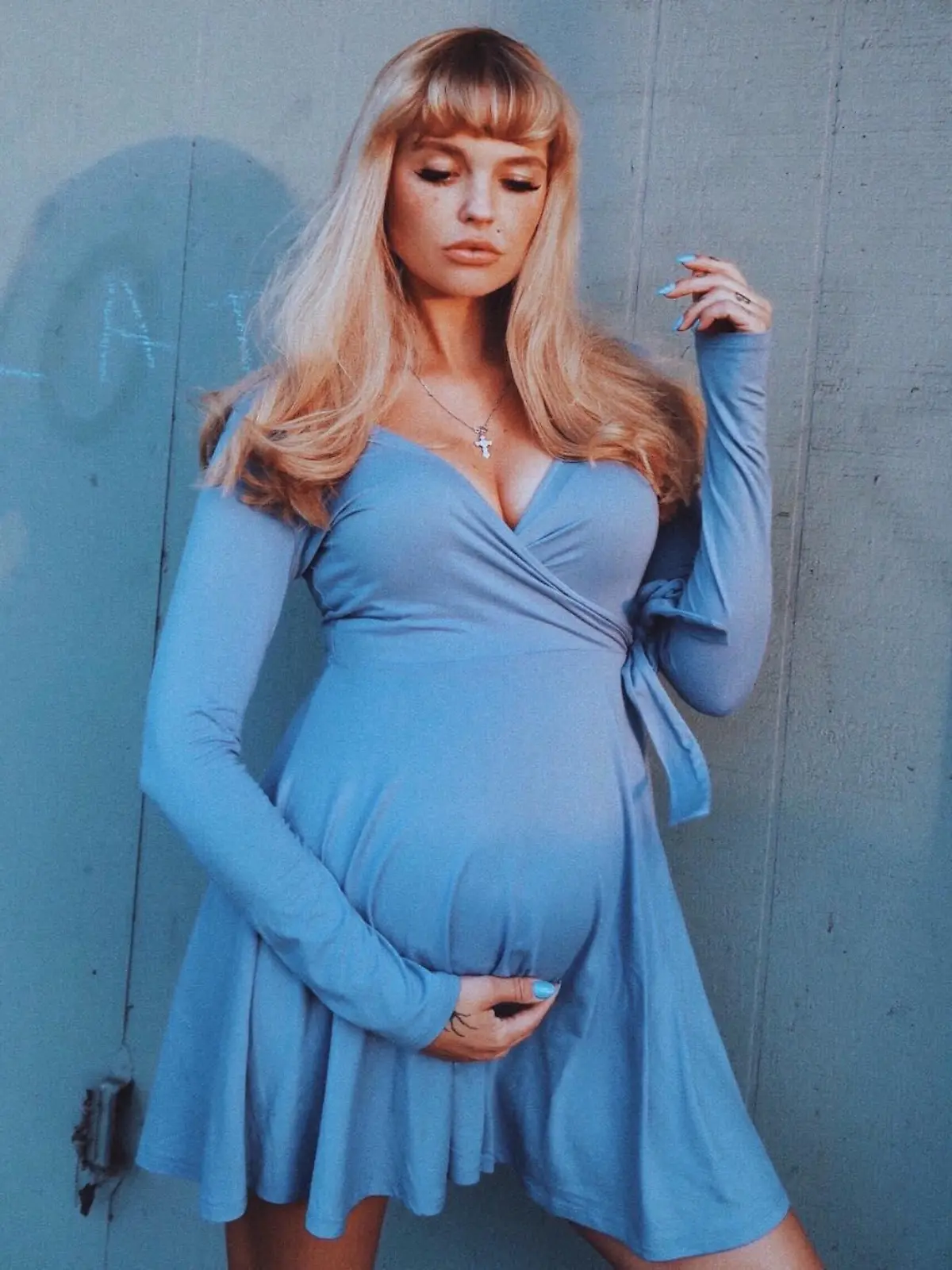 Bonnie Strange posiert in einem himmelblauen Kleid in Los Angeles, Februar 2018