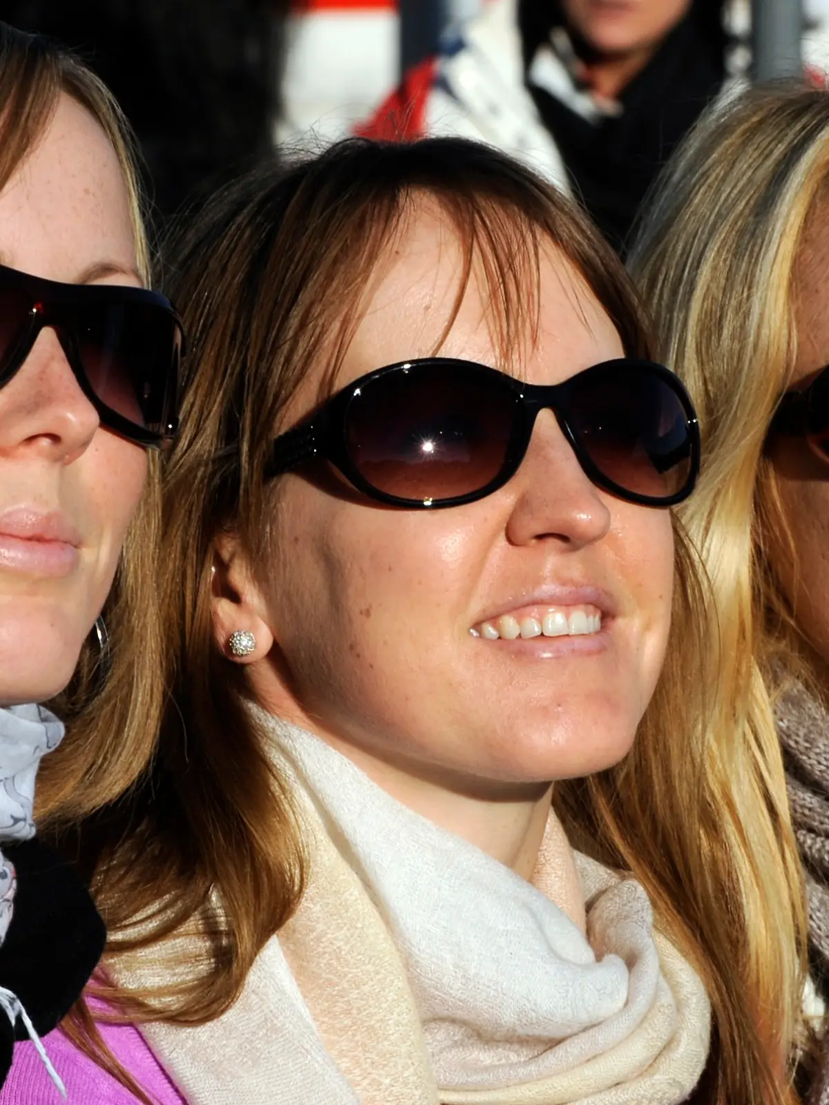 Die drei Schwestern Verena, Julia und Anna (l-r) genießen am Sonntag (16.01.2011) in Freiburg die Sonne. Im Südwesten Deutschlands ist das Wetter am Sonntag mild und frühlingshaft mit viel Sonne. Foto: Patrick Seeger dpa/lsw  +++(c) dpa - Bildfunk+++