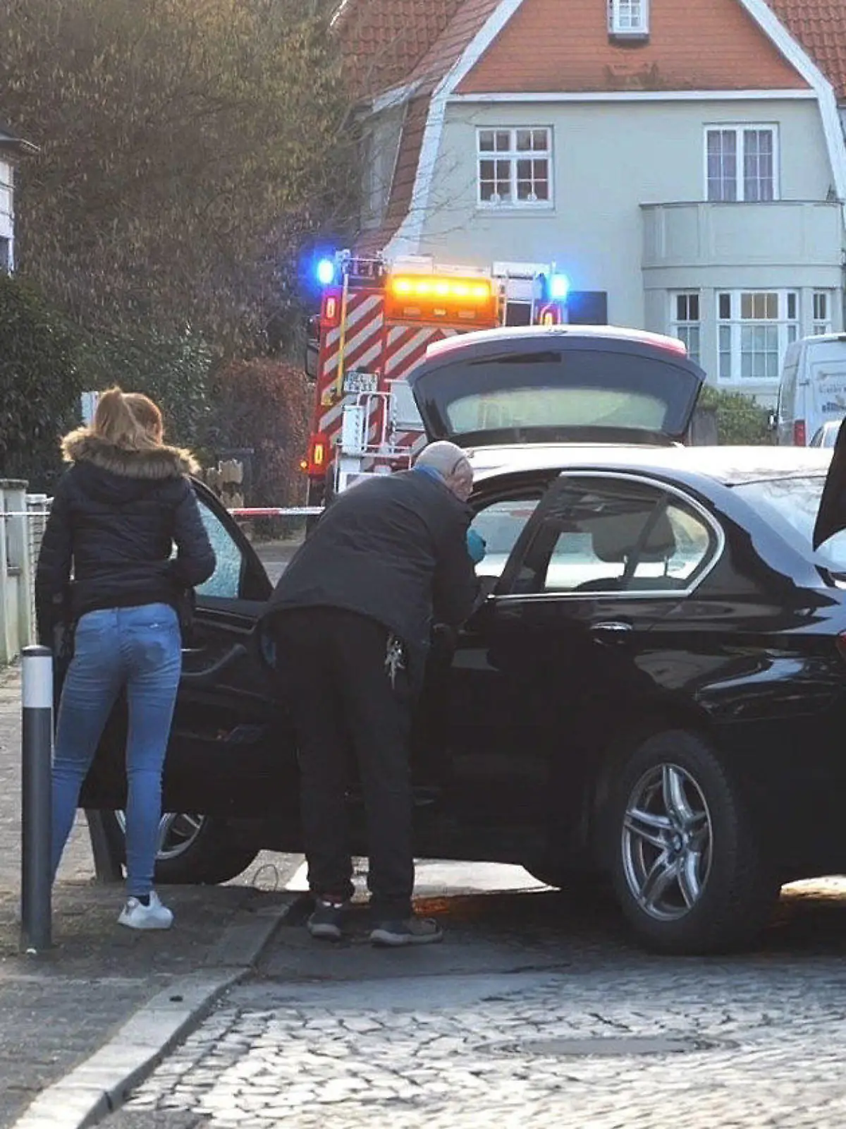 10.02.2023, Niedersachsen, Delmenhorst: Polizisten untersuchen einen PKW. Ein Mann hat im niedersächsischen Delmenhorst einen Schuss auf ein fahrendes Auto abgegeben und dabei die 35 Jahre alte Fahrerin schwer am Kopf verletzt. In dem Auto der Frau waren auch drei Kinder. Sie blieben nach ersten Erkenntnissen unverletzt, wie eine Sprecherin der Polizei Delmenhorst am Freitagabend sagte. Foto: Jörn Hüneke/TNN/dpa +++ dpa-Bildfunk +++