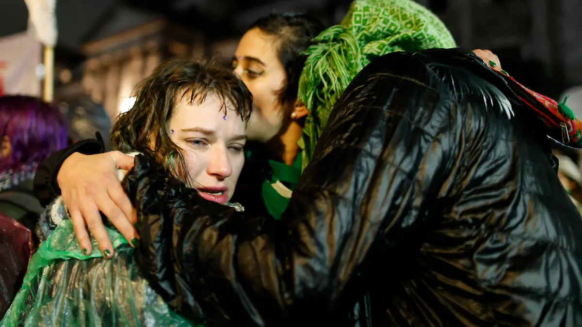 08.08.2018, Argentinien, Buenos Aires: Tamara Deisel wird von Freunden umarmt, während einer Demonstration vor dem Kongress für die Entkriminalisierung und Legalisierung von Schwangerschaftsabbrüchen. Im argentinischen Senat hat am Mittwoch den 08.08.2018 die Abstimmung über ein Gesetz zur Legalisierung von Abtreibung begonnen, das bereits von der Abgeordnetenkammer angenommen wurde. Foto: Natacha Pisarenko/AP/dpa +++ dpa-Bildfunk +++