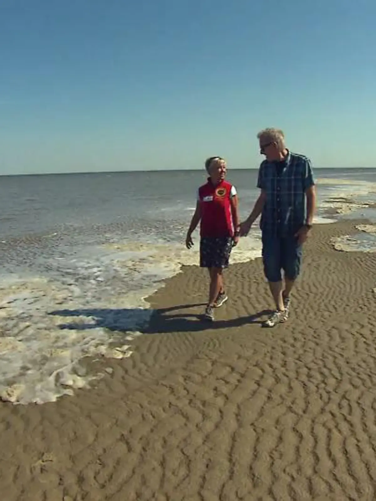 Unser RTL-Reporter ist an die Nordsee gefahren und hat sich von einer Expertin erklären lassen, auf welche Gefahren man bei einer Wattwanderung achten muss. Und nicht nur das: In einem Selbstexperiment erlebt er hautnah, wie  Ebbe und Flut schnell lebensgefährlich werden können.