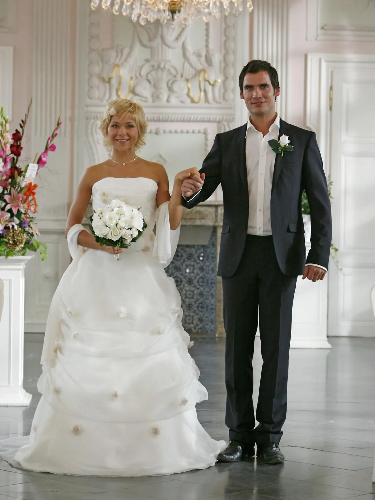 Diana (Tanja Szewczenko) und Julian (Thorsten Grasshoff) ziehen voller Glück vor den Standesbeamten.