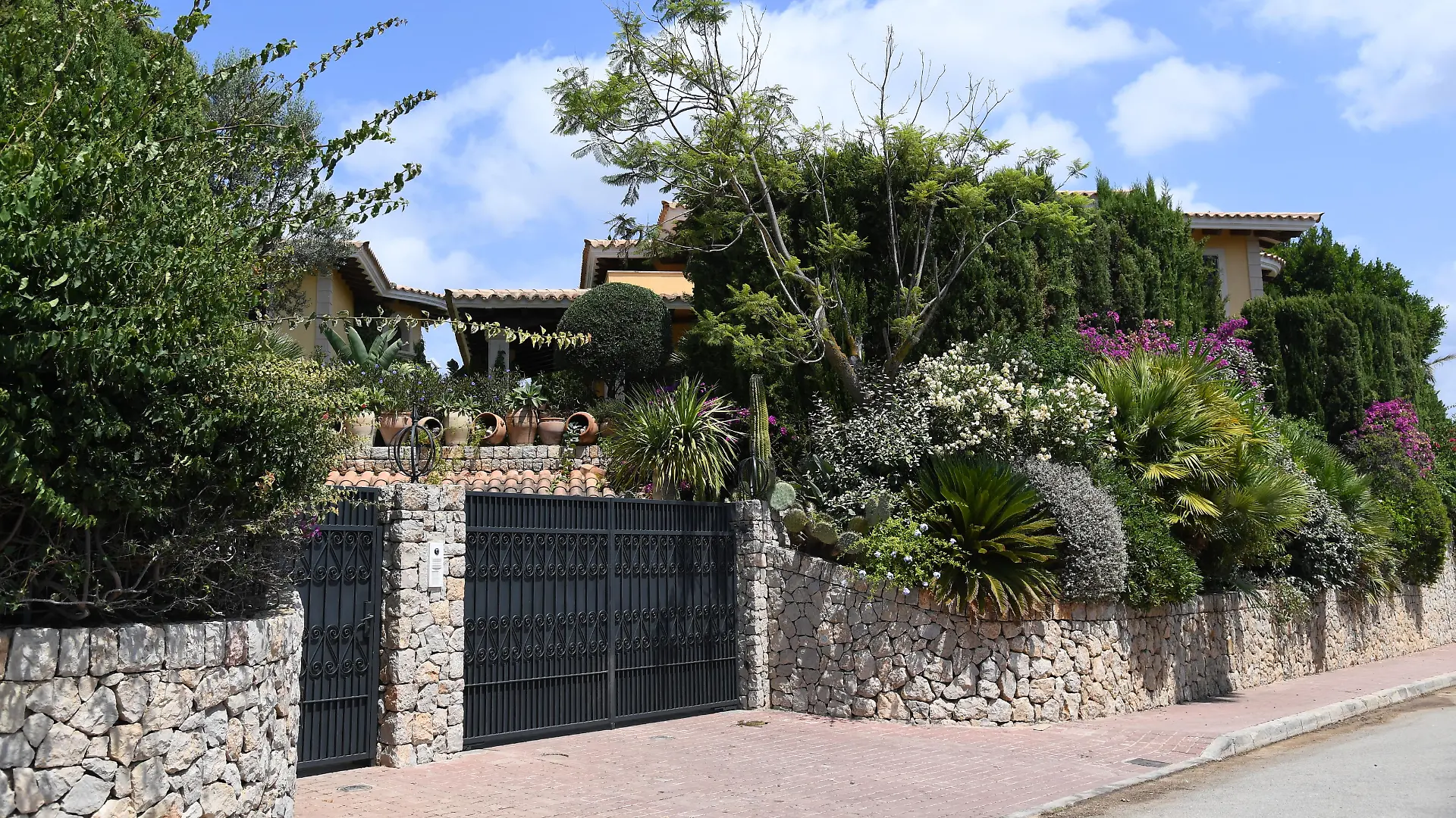 Corinna Schumacher buys a mansion for 30 million euros for her family at Port d’Andratx in Mallorca. The previous owner is none other than Florentino Pérez, president of Real Madrid.Featuring: Mansion of Corinna SchumacherWhere: Mallorca, SpainWhen: 21 Jul 2018Credit: Starpress/WENN.com