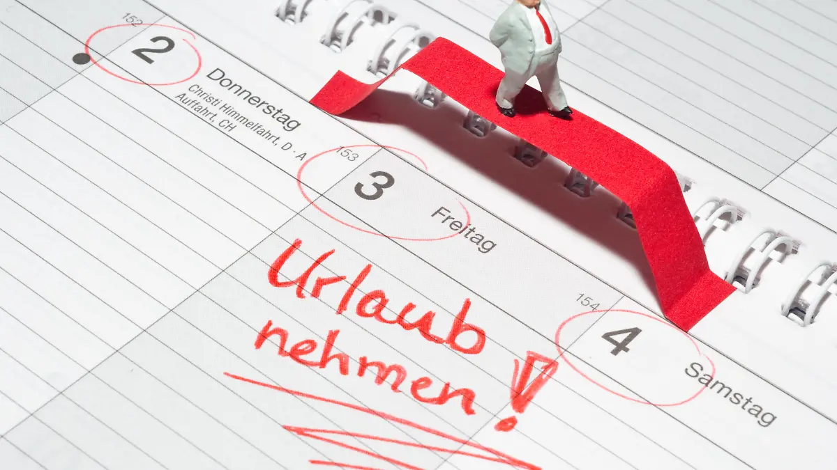 ILLUSTRATION - Ein Kalender mit dem Eintrag "Urlaub nehmen" liegt am 14.10.2010 auf einem Tisch.