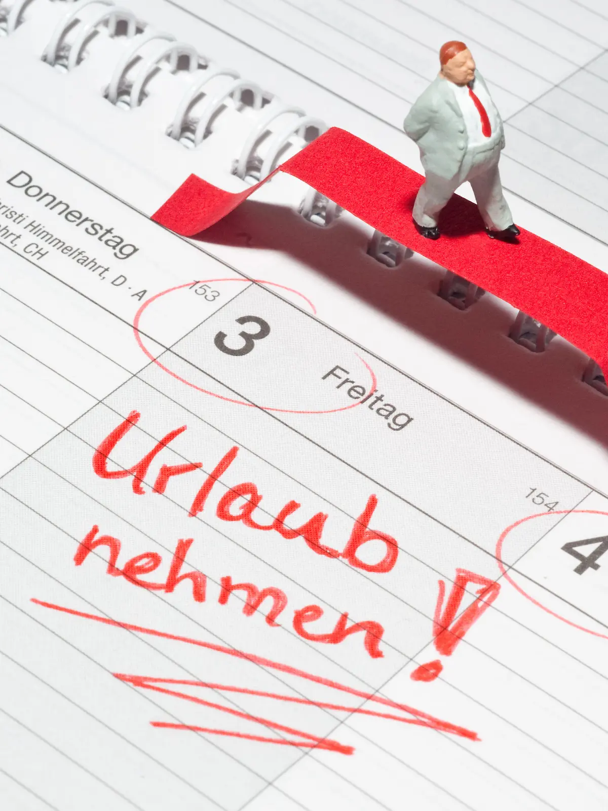 ILLUSTRATION - Ein Kalender mit dem Eintrag "Urlaub nehmen" liegt am 14.10.2010 auf einem Tisch.