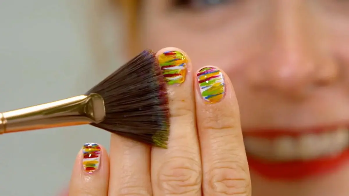 Sommerlicher Streifen-Look Farbenfrohes Nageldesign