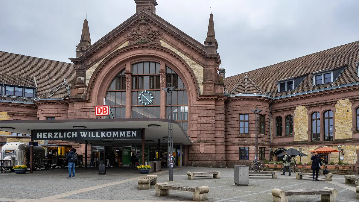 Auf dem Vorplatz des Osnabrücker Hauptbahnhofs entsteht ein Leitsystem für sehbehinderte Menschen, das allerdings nicht so funktioniert wie geplant.