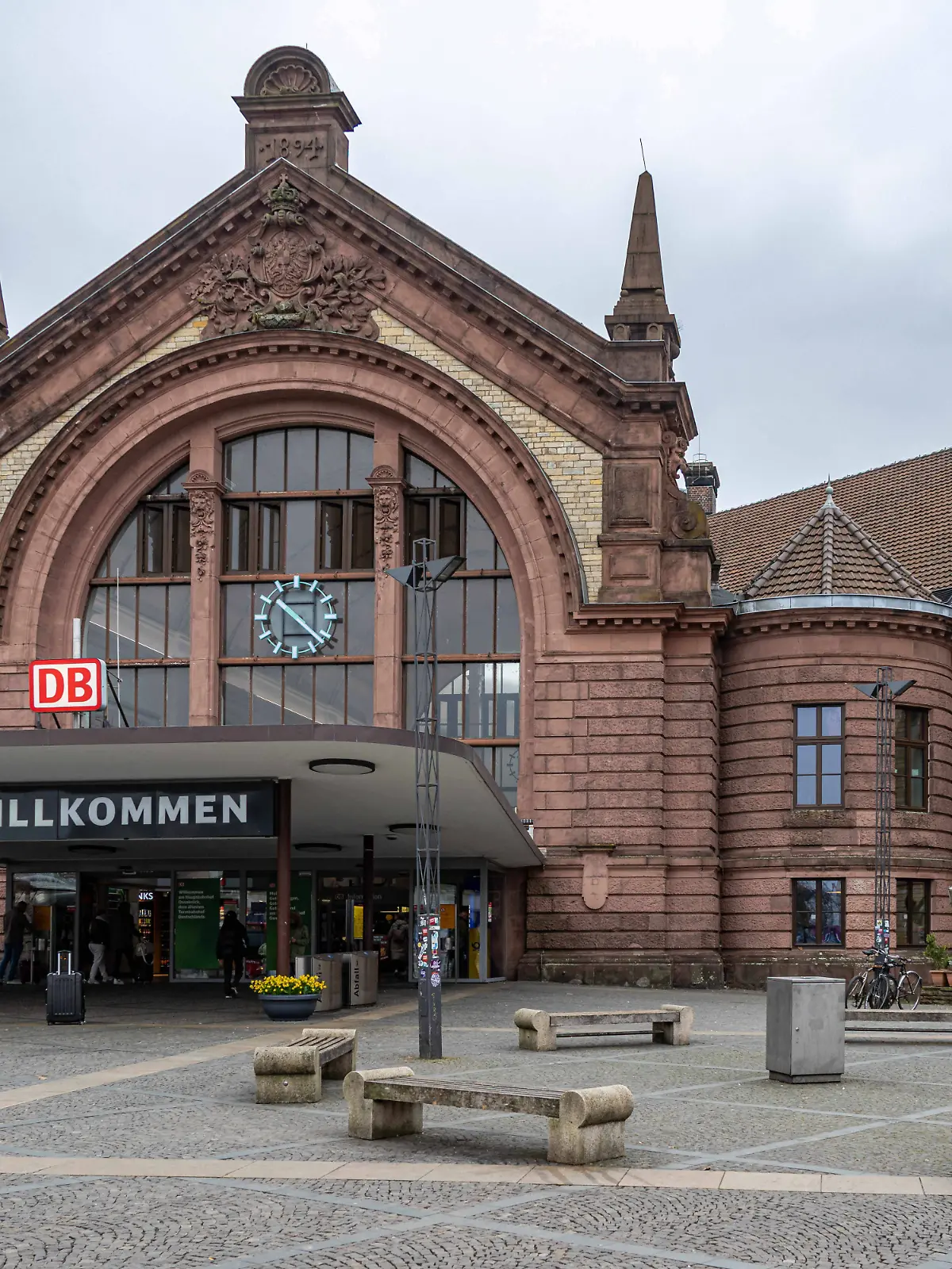 Auf dem Vorplatz des Osnabrücker Hauptbahnhofs entsteht ein Leitsystem für sehbehinderte Menschen, das allerdings nicht so funktioniert wie geplant.