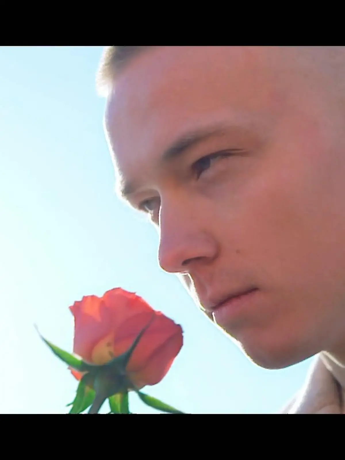 „Ich bin der perfekte DSDS-Kandidat, weil ich irgendwann Bachelor sein möchte“. Eine Vorstellung, die die DSDS-Jury so vermutlich auch noch nicht gehört hat. Aber es ist tatsächlich so: Leonard möchte nicht nur Deutschlands neuer Superstar werden, sondern würde gerne 2030 „Der Bachelor“ werden. Aber erstmal muss er vor Dieter Bohlen und Co sein Können unter Beweis stellen.