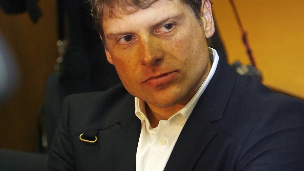 ARCHIV - Der ehemalige Radrenn-Profi Jan Ullrich sitzt am 12.11.2008 mit verschränkten Armen in einem Saal im Oberlandesgericht in Düsseldorf. Ullrich hat laut einem Bericht der Zeitung «Blick» in der Schweiz einen Autounfall mit zwei Verletzten verursacht. Die Zeitung beruft sich auf den Ex-Sportler und die Polizei. Foto: David Ebener/dpa (zu dpa 0336 vom 21.05.2014) +++(c) dpa - Bildfunk+++