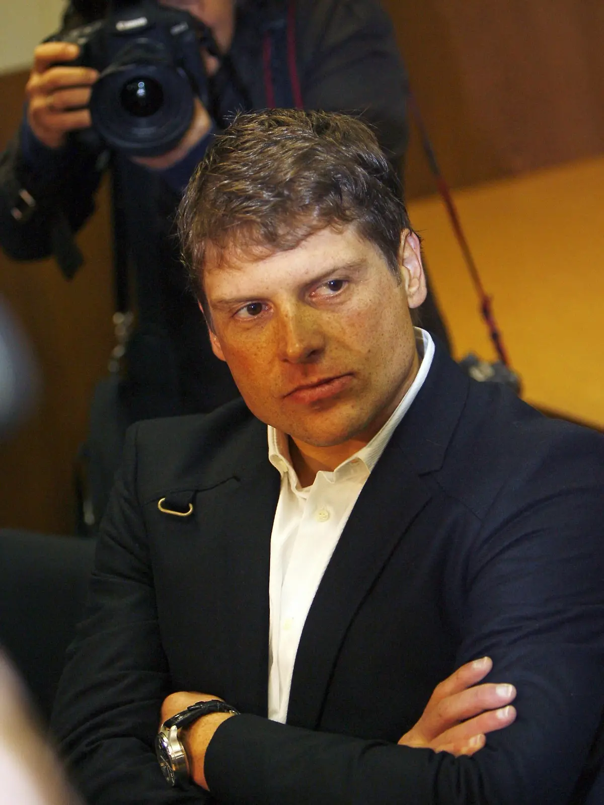 ARCHIV - Der ehemalige Radrenn-Profi Jan Ullrich sitzt am 12.11.2008 mit verschränkten Armen in einem Saal im Oberlandesgericht in Düsseldorf. Ullrich hat laut einem Bericht der Zeitung «Blick» in der Schweiz einen Autounfall mit zwei Verletzten verursacht. Die Zeitung beruft sich auf den Ex-Sportler und die Polizei. Foto: David Ebener/dpa (zu dpa 0336 vom 21.05.2014) +++(c) dpa - Bildfunk+++