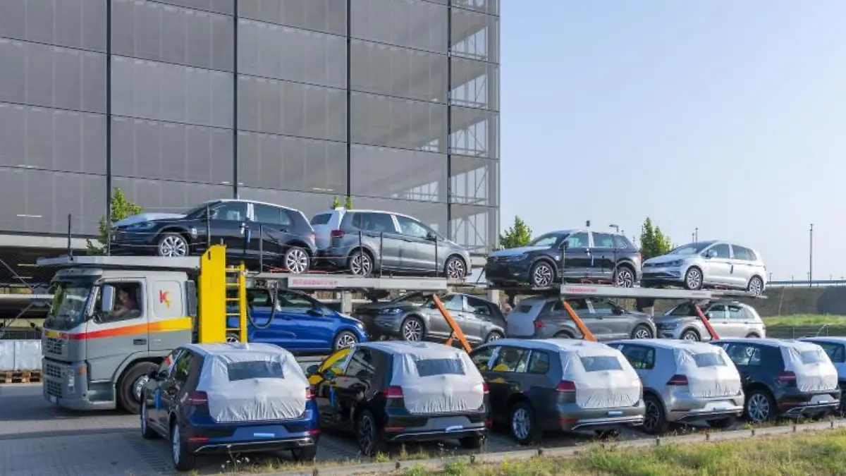 Volkswagen am BER-Parkplatz
