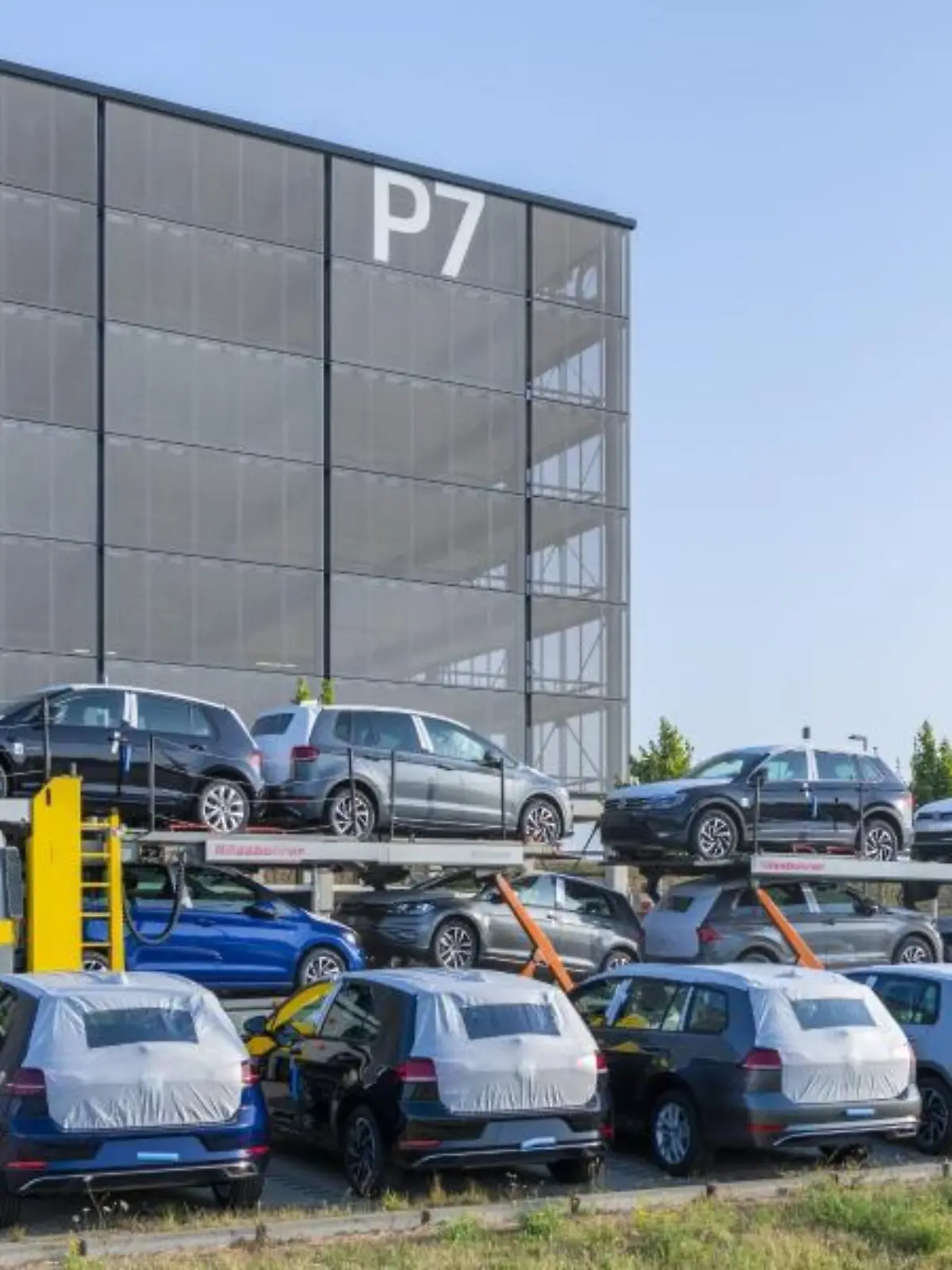 Volkswagen am BER-Parkplatz
