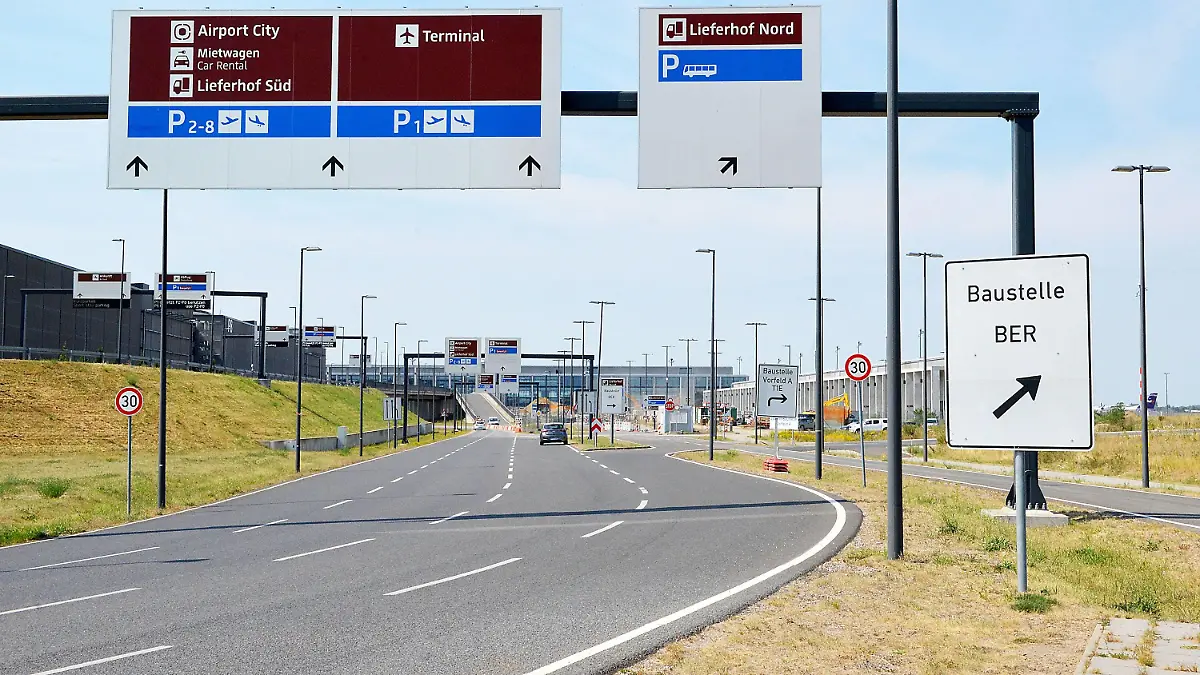 Flughafen ( BER ) Berlin Brandenburg am 08.08.2018 in Berlin Der Flughafen Berlin Brandenburg ( BER ) wird auch Willy Brand Flughafen genannt und liegt an der südlichen Stadtgrenze von Berlin im brandenburgerischen Schönefeld. Er befindet sich seit dem Jahr 2006 im Bau. *** Airport Berlin Brandenburg on 08 08 2018 in Berlin The Berlin Brandenburg Airport BER is also known as Willy Brand Airport and is located on the southern outskirts of Berlin in Schönefeld in Brandenburg He has been under construction since 2006 xJFx  