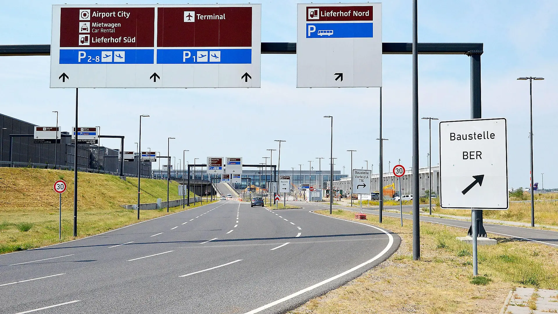 Flughafen ( BER ) Berlin Brandenburg am 08.08.2018 in Berlin Der Flughafen Berlin Brandenburg ( BER ) wird auch Willy Brand Flughafen genannt und liegt an der südlichen Stadtgrenze von Berlin im brandenburgerischen Schönefeld. Er befindet sich seit dem Jahr 2006 im Bau. *** Airport Berlin Brandenburg on 08 08 2018 in Berlin The Berlin Brandenburg Airport BER is also known as Willy Brand Airport and is located on the southern outskirts of Berlin in Schönefeld in Brandenburg He has been under construction since 2006 xJFx
