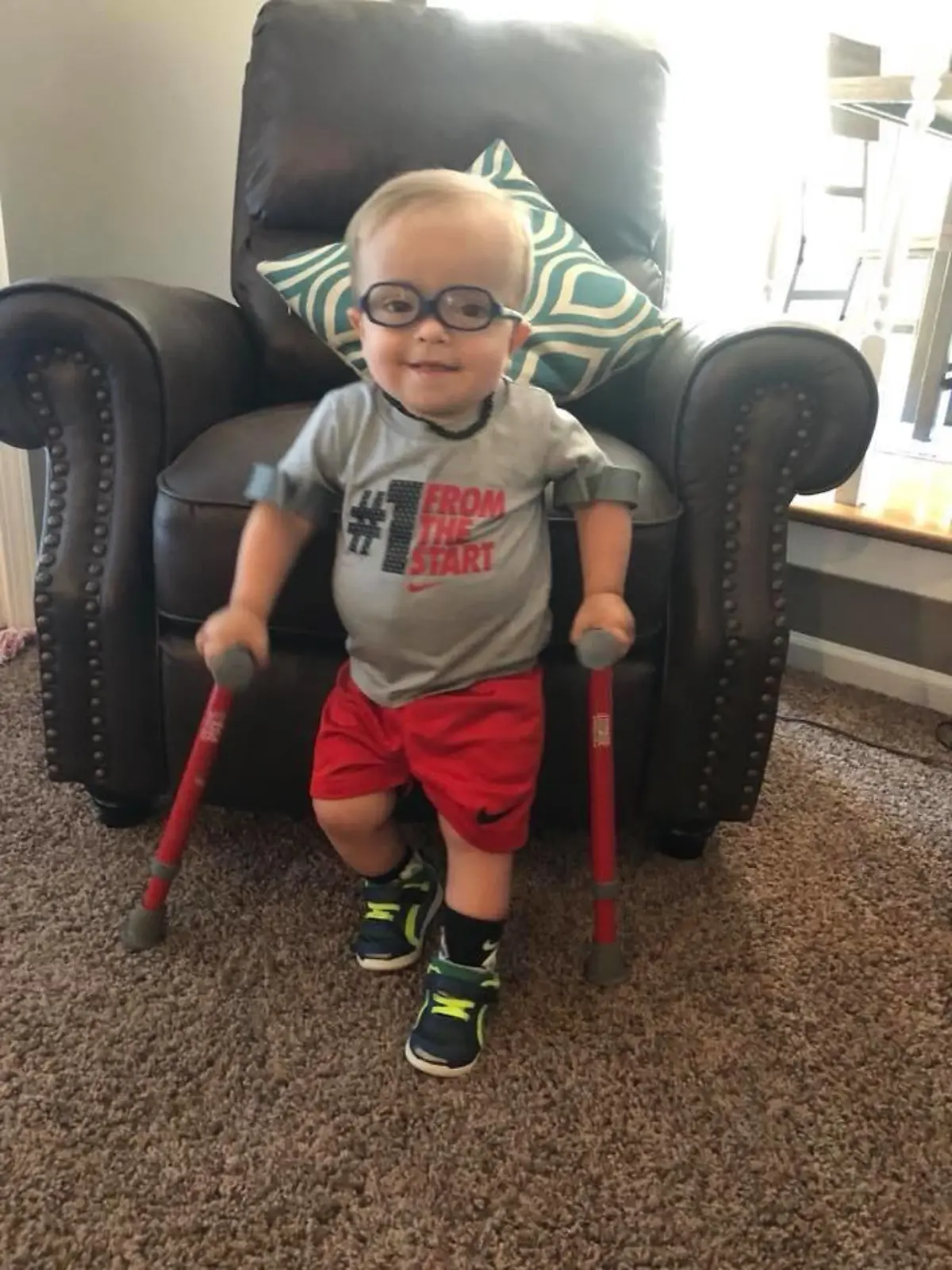 Roman Dinkel, ein zweijähriger Junge, leidet an Spina bifida. Trotz der Behinderung lernt er laufen.
