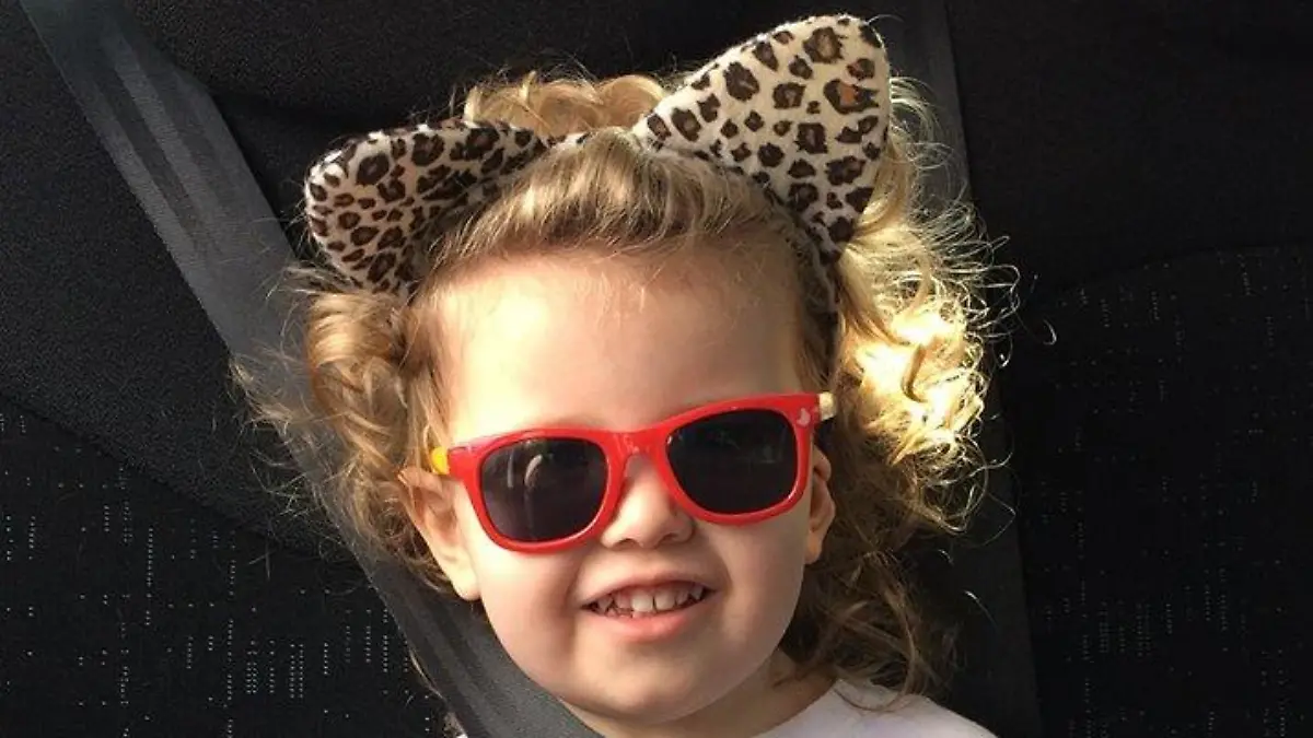 Ophelia Ward, ein dreijähriges Mädchen mit einem IQ von 171, mit Leopardenohren und Sonnenbrille