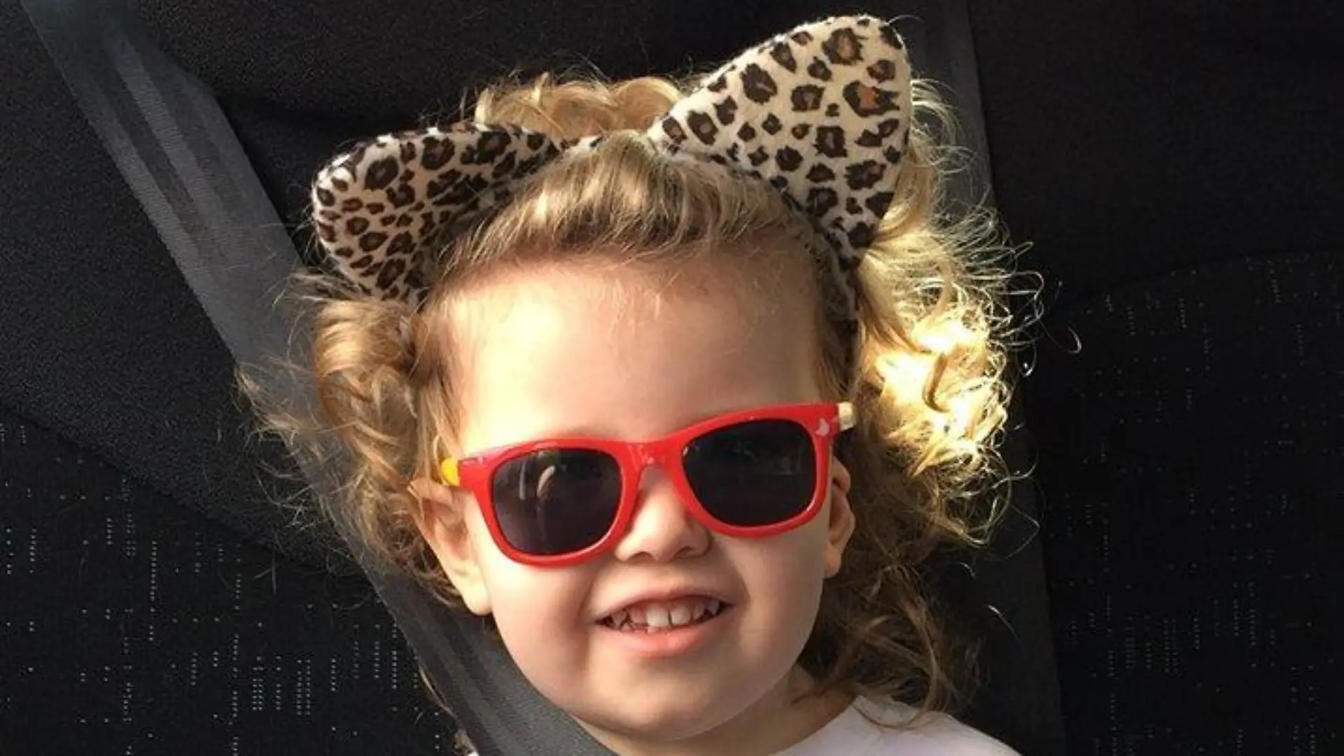 Ophelia Ward, ein dreijähriges Mädchen mit einem IQ von 171, mit Leopardenohren und Sonnenbrille
